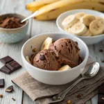 Helado vegano de chocolate y plátano cremoso y saludable